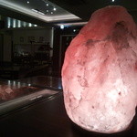 アバ - 岩塩のランプがユニーク。”らしさ”を出したインテリア