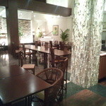 アバ - 華やかで女性的センスも尊重されており、整ったモダンな印象