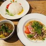 路家 - 左がチェンマイキーマ、右がラープムー