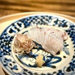 温石 - これは、なんと立派な平目でしょう！
      肉厚で、ねっちり感が素晴らしい。
      噛んだ時の、旨味の弾け方にインパクトを感じます。