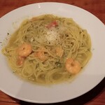 Pizzeria TAKATA BOKUSYA - エビと葉野菜のジェノベーゼパスタ。