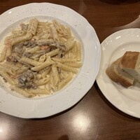 オステリアラマンテ ナゴヤグローバルゲート - 仔羊ときのこのクリームペンネ＆フォカッチャ
