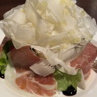 大磯迎賓舘 - これは、ナチュラルチーズのスライスや生ハムがたっぷりで量も多く味が繊細で美味しくて、もう大変！なサラダでした。美味しすぎてお唸りました。レギュラーメニューにしてほしい。