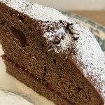 喫茶tton - ぼこぼこな表面は生クリームやジャムが沁みるから、好きです