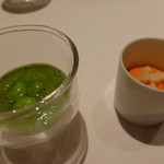 オマージュ - 豆乳のブランマンジェと赤ピーマンのムース（左）