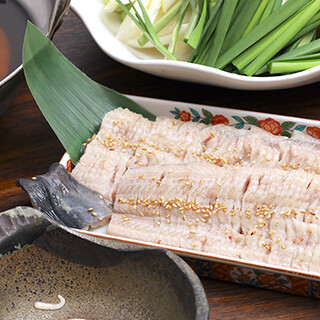 希少な「美陵うなぎ」のしゃぶしゃぶや、お造り盛り合わせも自慢