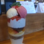 クリクリ - 苺と柑橘のパフェ¥1250(〜2025.2.24)