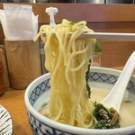 麺飯食堂 なかじま - 「熟成塩ラーメン」の麺
      2025年2月13日