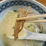 麺飯食堂 なかじま - 「熟成塩ラーメン」のメンマ
      2025年2月13日