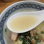 麺飯食堂 なかじま - 「熟成塩ラーメン」のスープ
                                2025年2月13日