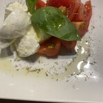 ピッツェリア テルツォ オケイ - モッツァレラとトマト　トマトが甘い