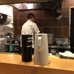 自家製麺 ロビンソン - 厨房　お皿四枚