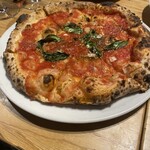 ピッツェリア テルツォ オケイ - 窯で焼いたピッツァ　最高ですね