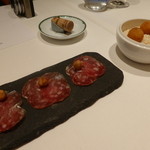 オマージュ - ヘーゼルナッツ乗せサラミ