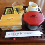 鳴海餅 - 赤飯セット￥486￥508（2015年現在）