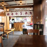 鳴海餅 - 静かな喫茶室。暑い日、扇風機まで回してくださり^^;