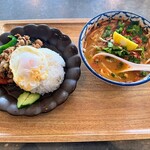 カオマンガイ12号 - ランチ コンボ 1,280円(トムヤム麺+ガパオライス)