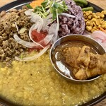 虹の仏 - 出汁キーマをメインにチキンカレーをあいがけ