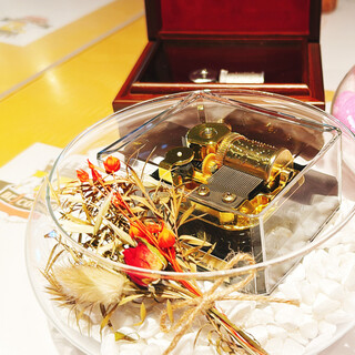 ◆記念日のデザートご提供時、オルゴールでのテーブル演出