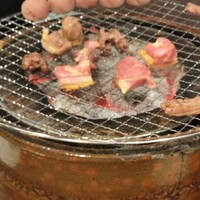 吹上庵 北新地 - ピンボケでごめんなさい！一卓ずつ炭鉢で店員さんが焼いてくれます。