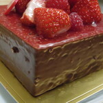 パティスリー リョーコ - コーティングされているチョコがまたパリパリしていて美味