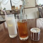 スルタン - ラッシー(左)、アイスティー(中央)、ガムシロとミルク(右)