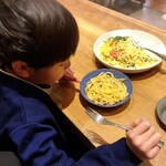 プロント - 和風カルボナーラ(生パスタ)を食べる我が子