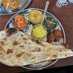 スルタン - スルタンターリー(日替わり(シーフード、レギュラー、上)、サグチキン(リトルホット、右上))