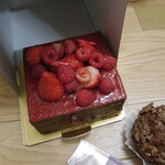 パティスリー リョーコ - そろそろと箱から取り出しますと