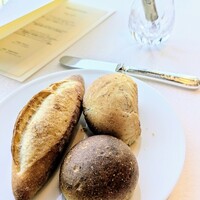 RESTAURANT PRUNIER - 3種のパン、フランス産バター