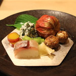 桜田 - 八寸　”ほうれん草と青芋茎の白和え”、”衣かつぎ”、”鯵の小袖巻”、”枝豆”、”金時芋の甘煮”、 ”鮑と胡瓜の和え物”　(2014/06)