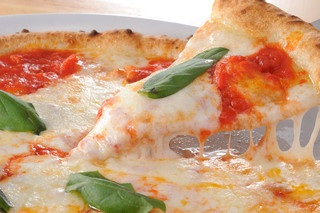 Ehime Kicchiniefu - ピザはすべてイタリア産モッツァレラチーズとイタリア産の粉を使用