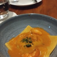 アトモス･イタリアンダイニング - 海老とポルチーニのラビオリ、レモングラス風味ビスクソース