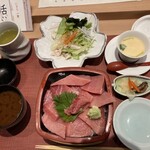 鮨政庭 - 中とろ丼ランチ1800円、サラダ•茶碗蒸しセット300円