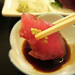 愛南 市場食堂 - わさび少々つけ甘い刺身しょうゆへ。