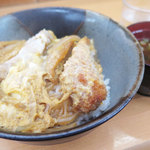 松月 - カツ丼、赤だし、漬物付き
