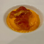 ル ムロン デ オワゾ - アミューズ（人参のムース、コンソメジュレ、ウニ）