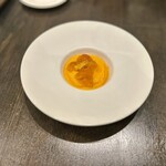 ル ムロン デ オワゾ - アミューズ（人参のムース、コンソメジュレ、ウニ）