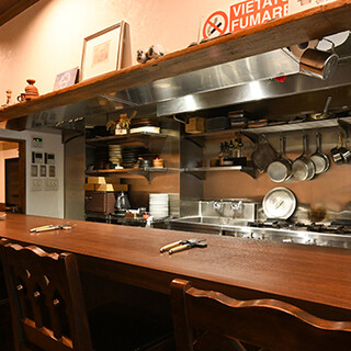 ライブ感が魅力のオープンキッチンカウンターが人気。完全個室も