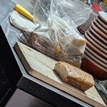 白龍ラーメン - 厨房にはラーメン用のチャーシューブロックが♪