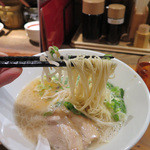 博多 一風堂 - 白丸元味 麺リフト