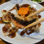 キッチン ブルー グローブ - 下からタカサゴフリットを取出し