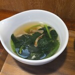 キッチン ブルー グローブ - ほうれん草スープのアップ