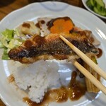 キッチン ブルー グローブ - 大きなタカサゴのフリット