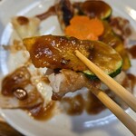 キッチン ブルー グローブ - ふた口目はズッキーニを添えて