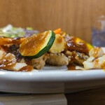 キッチン ブルー グローブ - 横から、タカサゴの上に野菜が乗ります