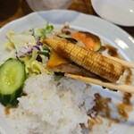 キッチン ブルー グローブ - ヤングコーンを乗せて