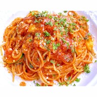 トラットリア イル レガーロ - ベーコンのズッキーニのトマトソーススパゲッティー。