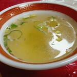 榮濱楼 - スープは鶏の風味があるさっぱりめなもの。炒飯の味が一部濃いめだったので、ちょうど良かったです。