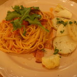 アフタヌーンティー ティールーム - 白いグリル野菜とトマトソースのパスタ
